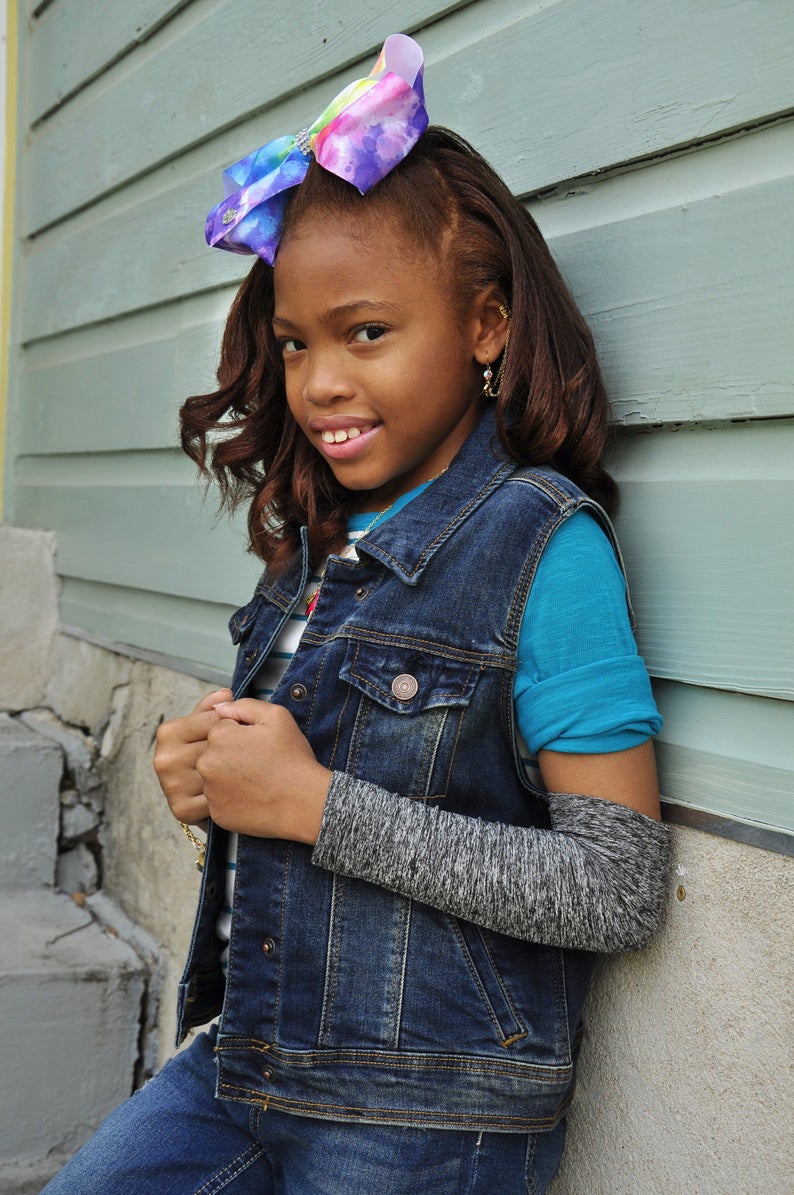 girl wearing heather gray soft sleeve