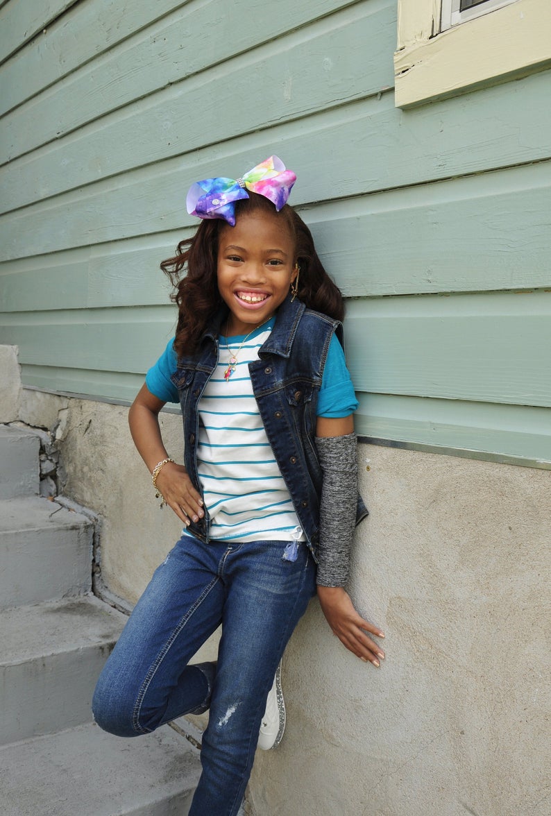 girl wearing heather gray soft sleeve